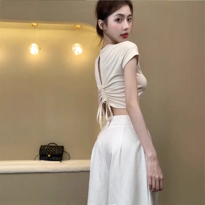 Women's crop top with a fitted cut and elastic material