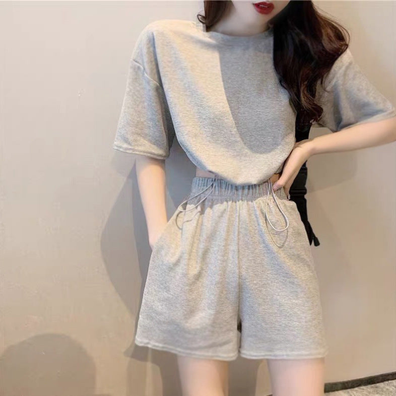 Women's leisure suit with a comfortable round neck and elastic waistband