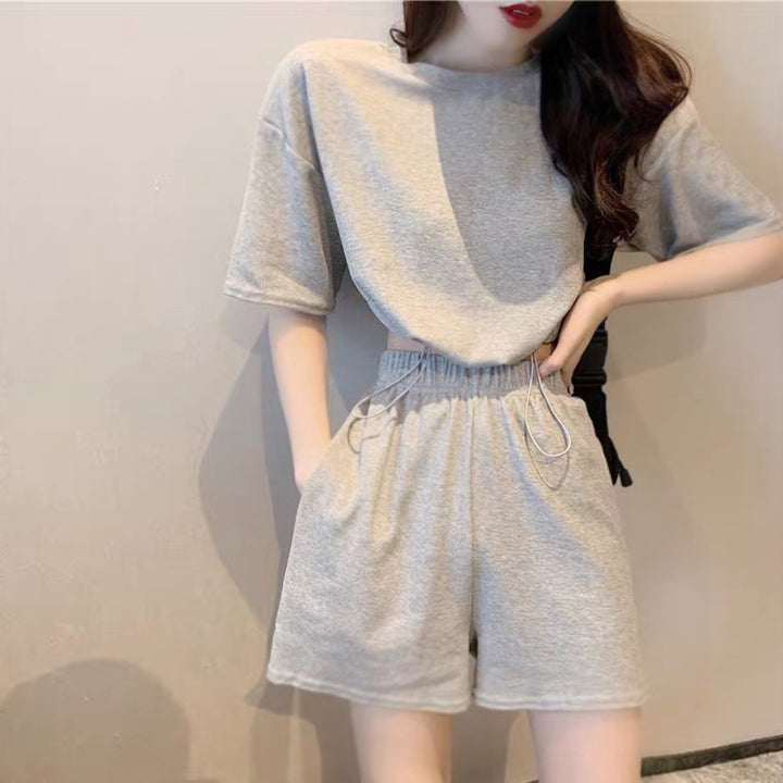 Women's leisure suit with a comfortable round neck and elastic waistband
