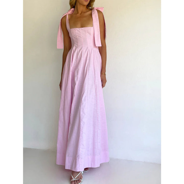 Ladies Elegant Maxi Dress with Modern Shoulder Straps and Flowing Cut