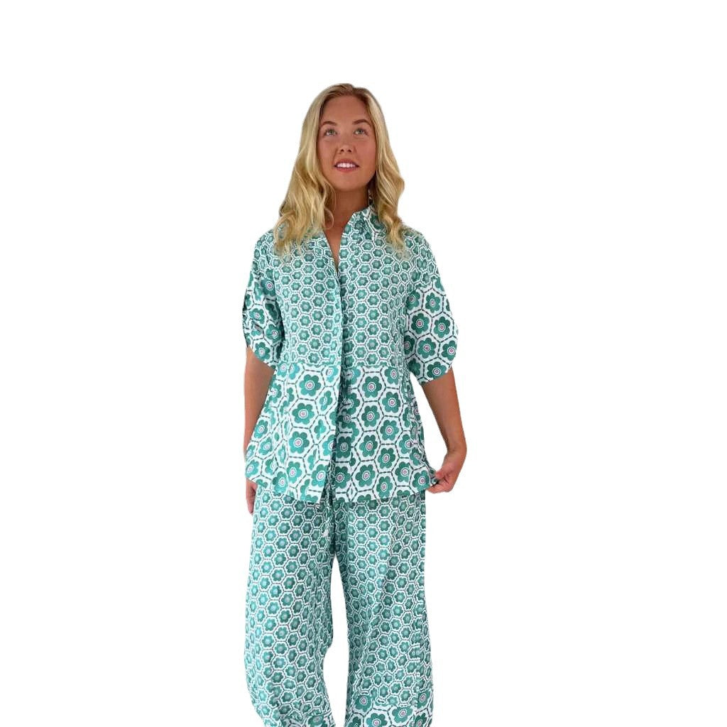 Women's chic blouse-pants combination with floral print and loose fit