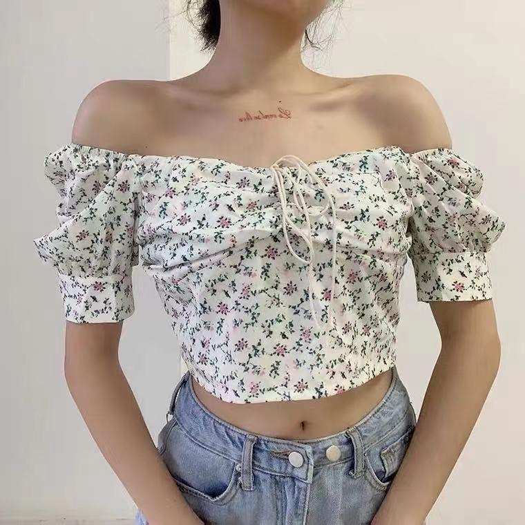 Women’s crop top with puff sleeves and floral design