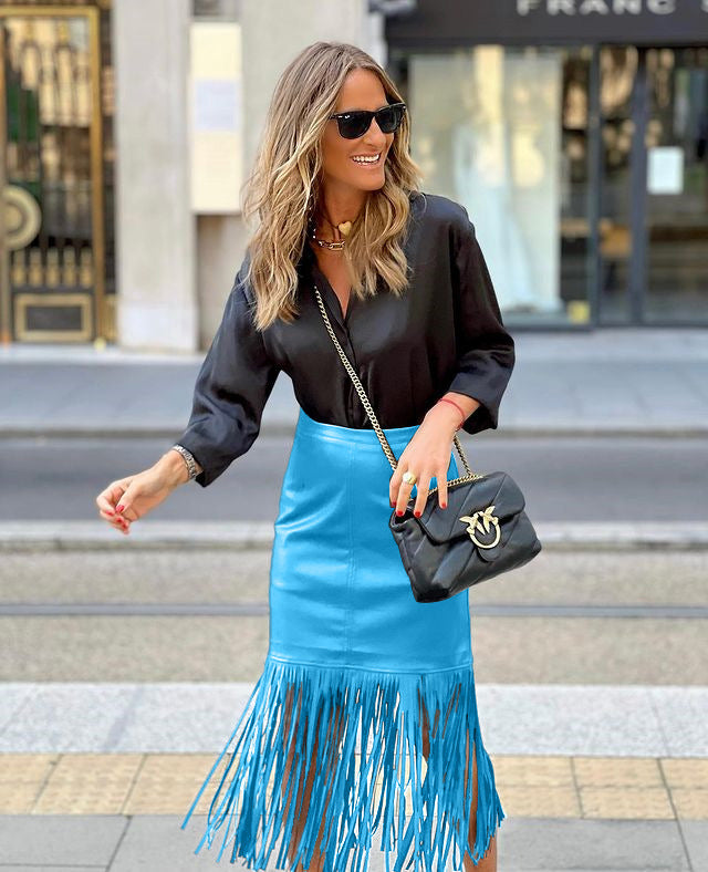Women's fuchsia fringe skirt made of synthetic leather with a fitted silhouette and swinging design