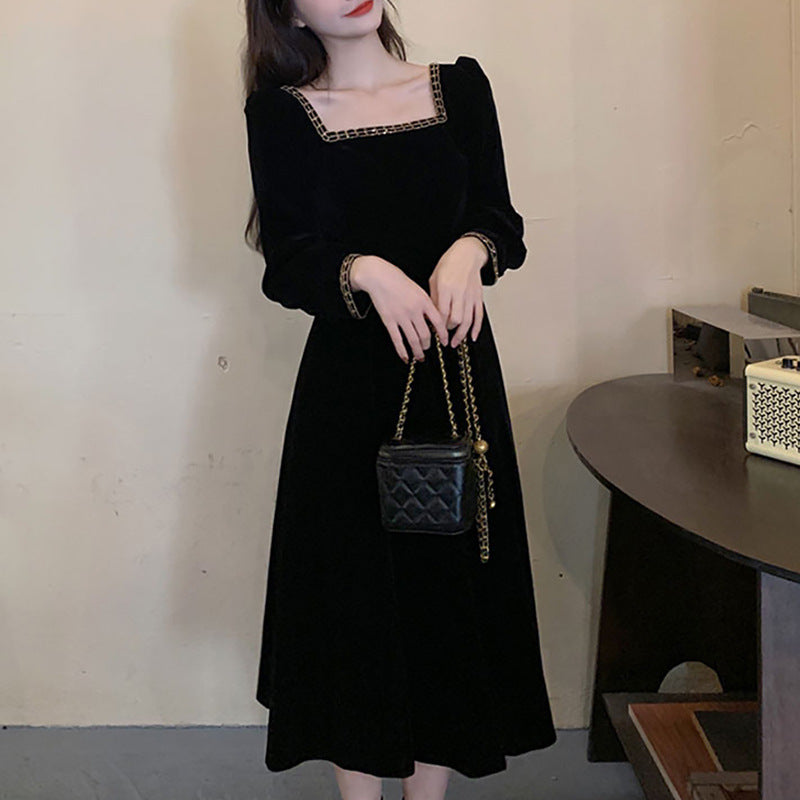 Women's elegant velvet midi dress with square neckline and puff sleeves