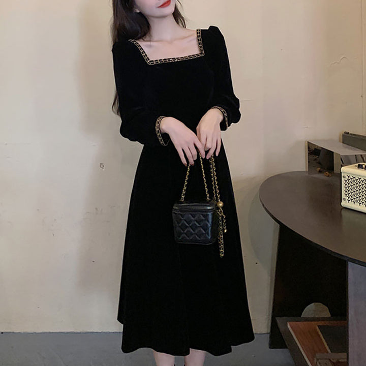 Women's elegant velvet midi dress with square neckline and puff sleeves