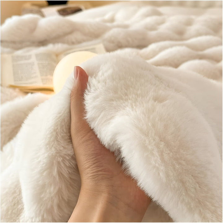 Lisslune | Fluffy Synthetic Fur Travel Blanket – Soft and Washable Fleece Blanket
