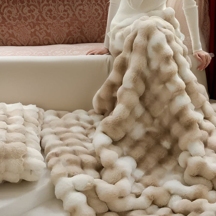 Lisslune | Fluffy Synthetic Fur Travel Blanket – Soft and Washable Fleece Blanket