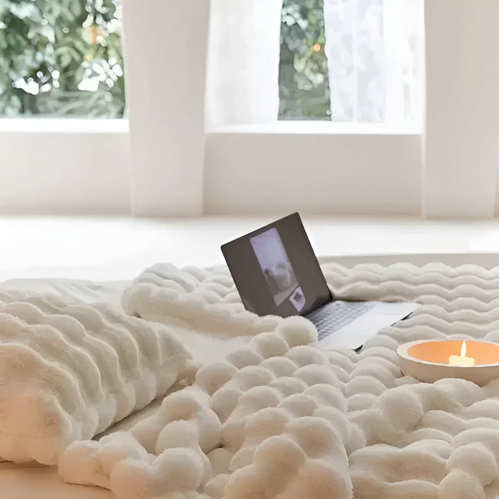 Lisslune | Fluffy Synthetic Fur Travel Blanket – Soft and Washable Fleece Blanket