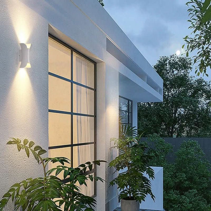 Lisslune | Curved LED Wall Light with IP65 Protection