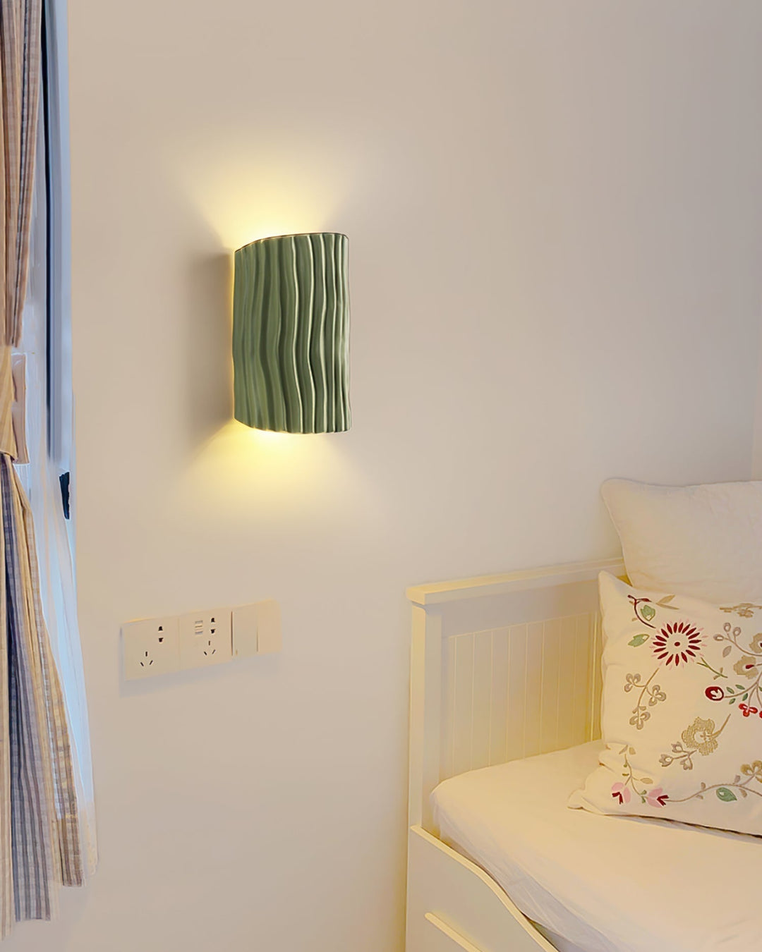 Lisslune | NordicLuxe – Resin Wall Light with Warm and Inviting Glow