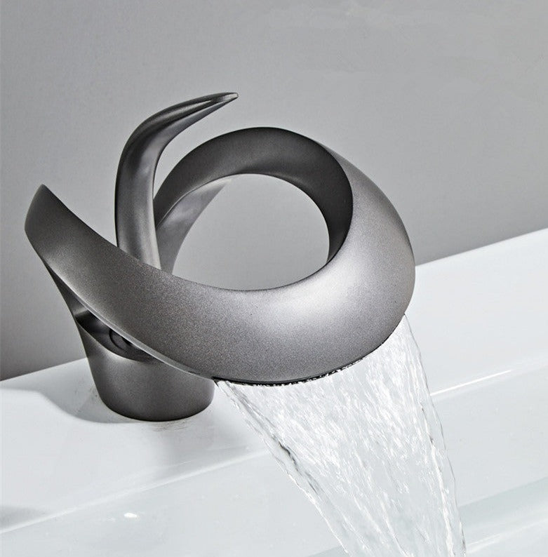 Lisslune | Modern curved bathroom faucet