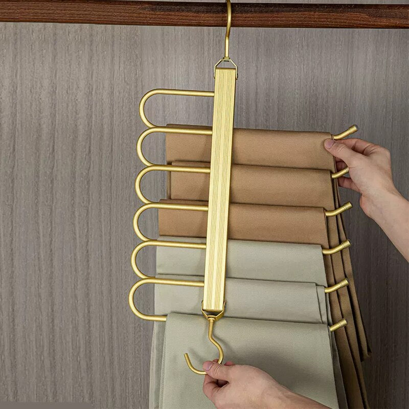 Lisslune | Space-saving trouser hangers from Gardudu made of aluminum