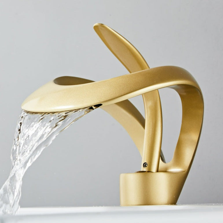 Lisslune | Modern curved bathroom faucet