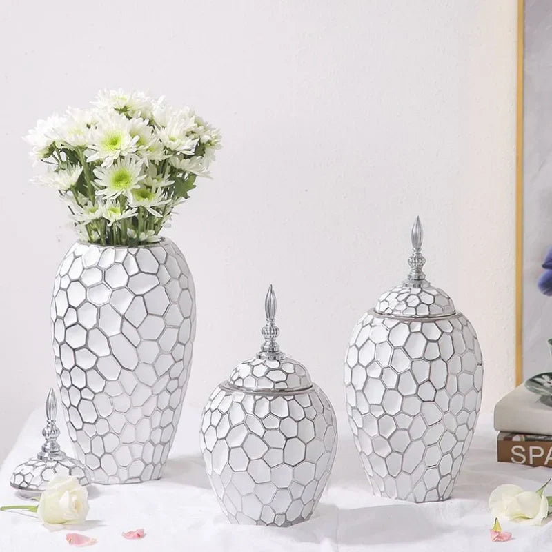 Lisslune | GoldenPattern | Ceramic Vase with Luxurious Gold Accents – Modern Decorative Home Piece