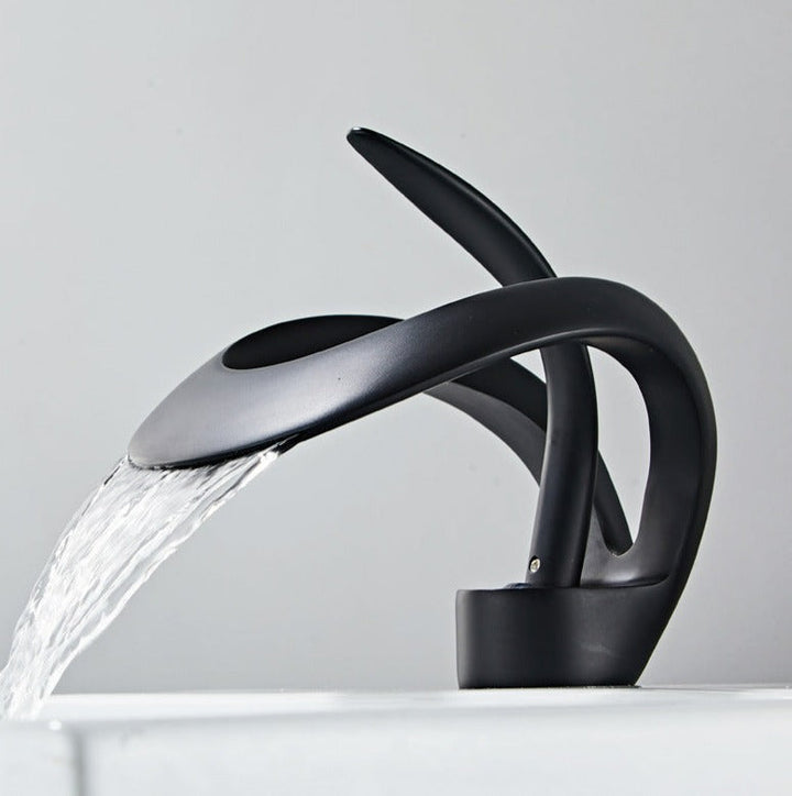 Lisslune | Modern curved bathroom faucet