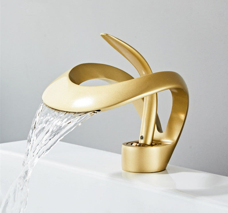 Lisslune | Modern curved bathroom faucet