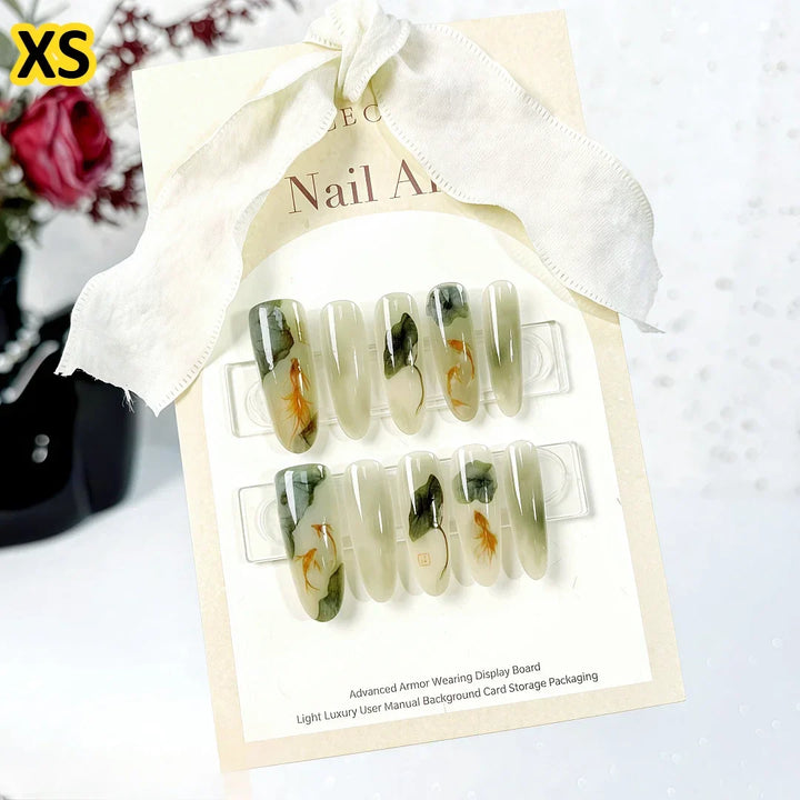 Lisslune | 10 Stück orientalisch-themed Press-On Nägel mit Lotusblatt, Koi-Fisch, Bambusmustern, Halbmond-Designs Nagelspitzen für Frauen & Mädchen
