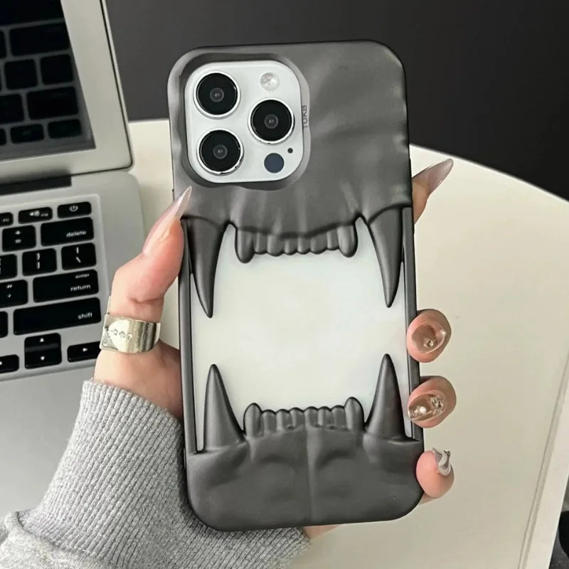Lisslune | 3D Canine Tooth Hollow Wärmeableitende Handyhülle für iPhone 16 15 14 13 12 11 Pro Max Stoßfest elektroplattierte weiche Luxusabdeckung
