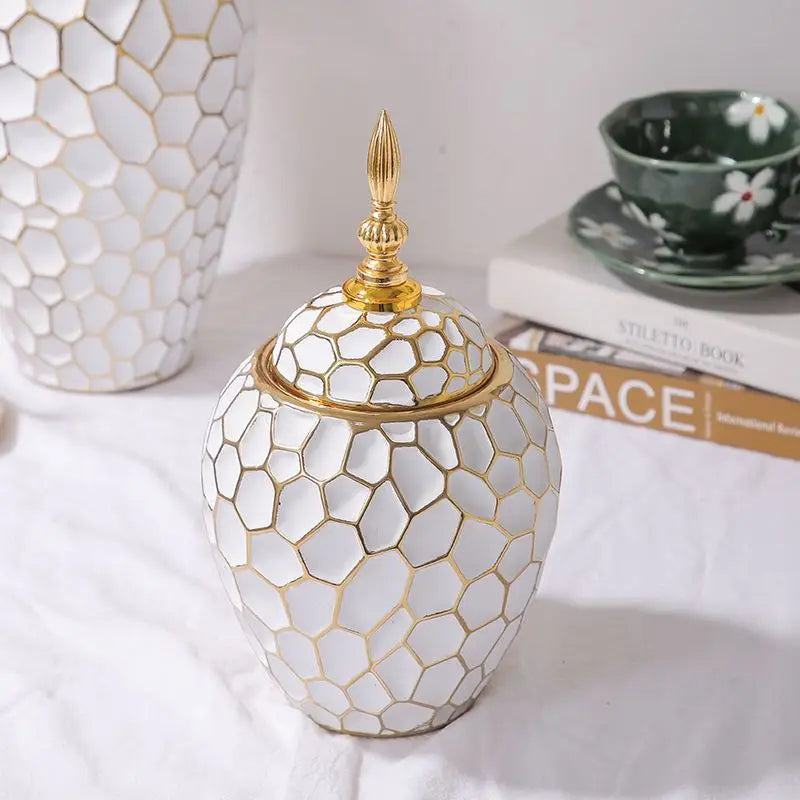 Lisslune | GoldenPattern | Ceramic Vase with Luxurious Gold Accents – Modern Decorative Home Piece
