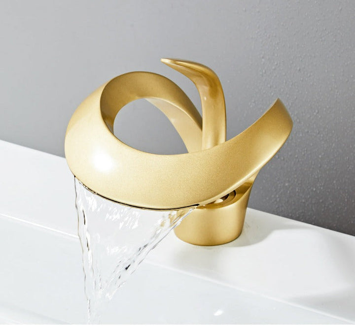 Lisslune | Modern curved bathroom faucet