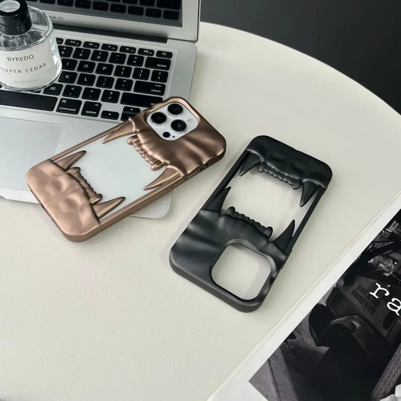 Lisslune | 3D Canine Tooth Hollow Wärmeableitende Handyhülle für iPhone 16 15 14 13 12 11 Pro Max Stoßfest elektroplattierte weiche Luxusabdeckung