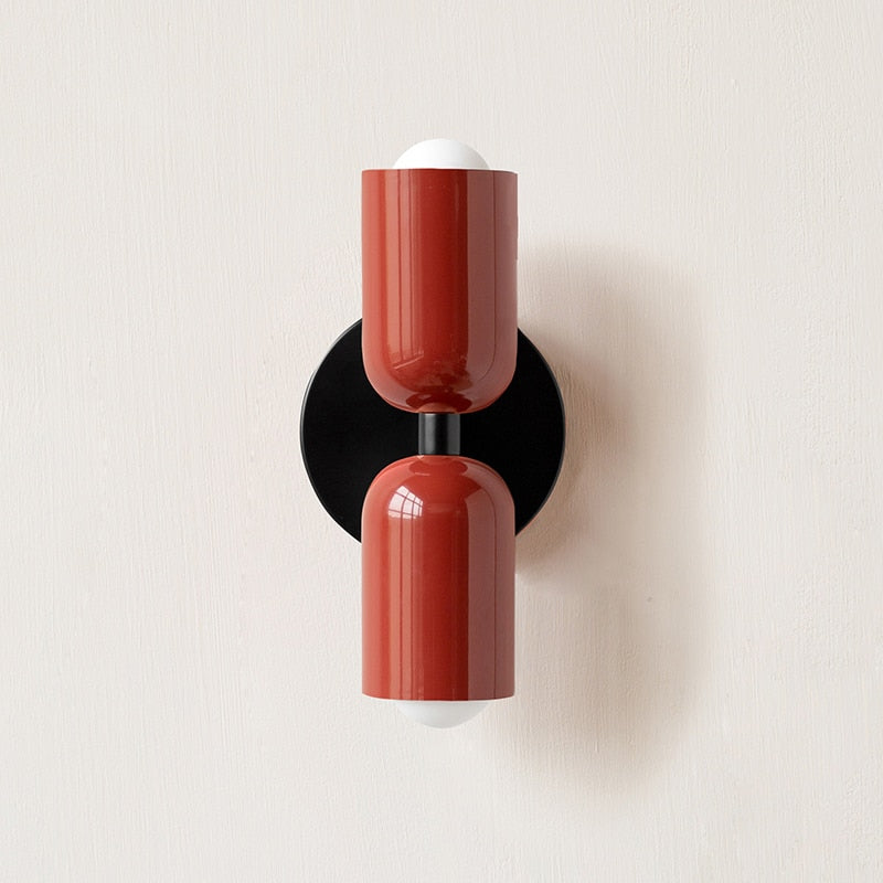 Lisslune | Lively, minimalist wall lamp with two light bulbs