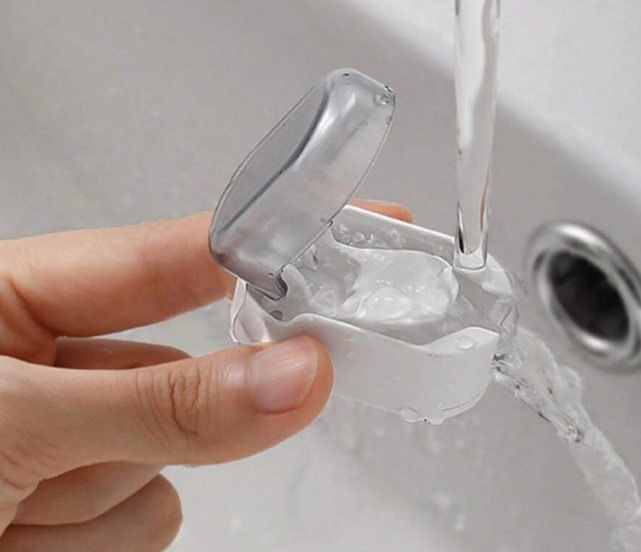 Lisslune | Wall-mounted toothbrush holder with hygiene cover 3 pieces