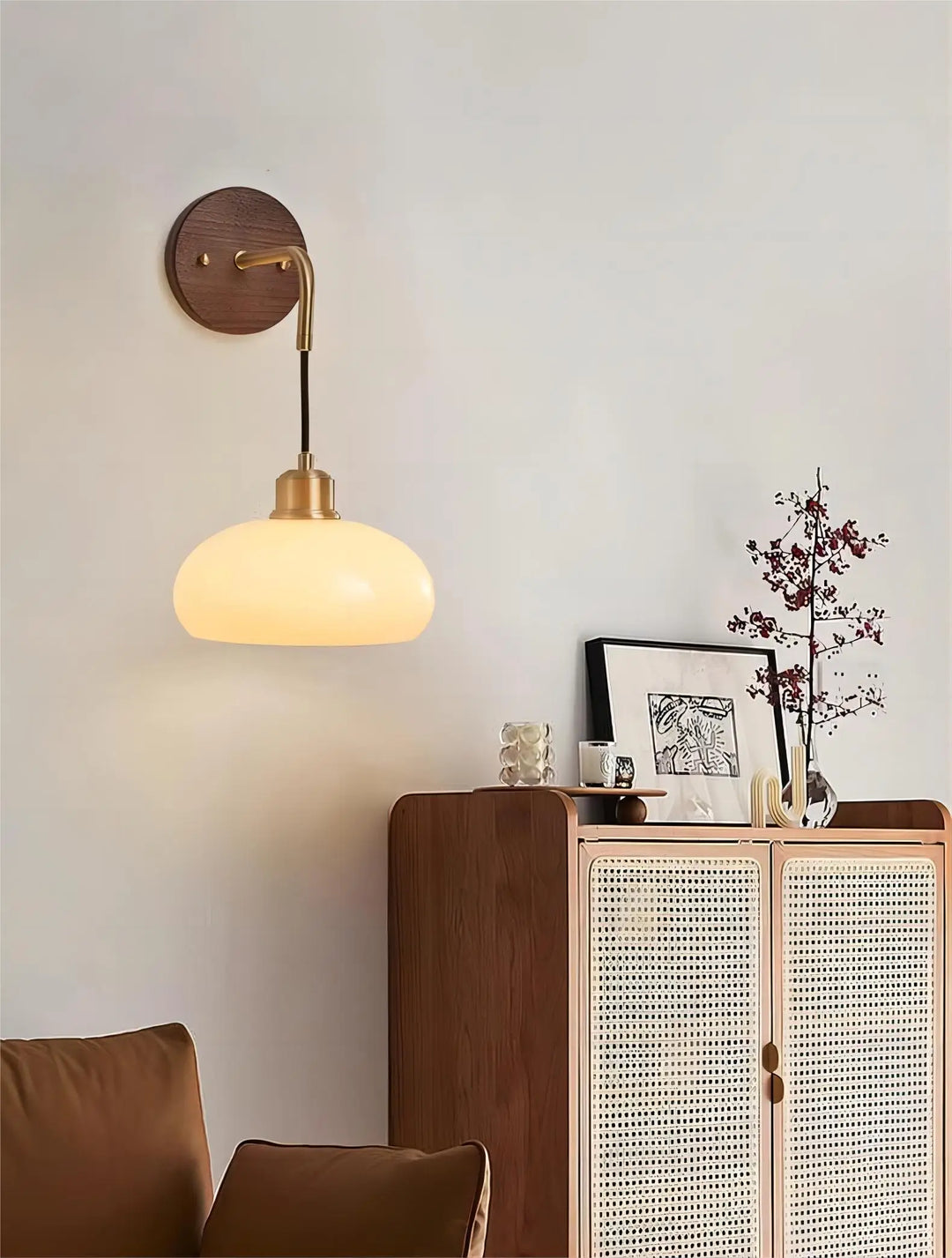 Lisslune | WalnutEdge – Modern Wall Lamp in Walnut and Brass