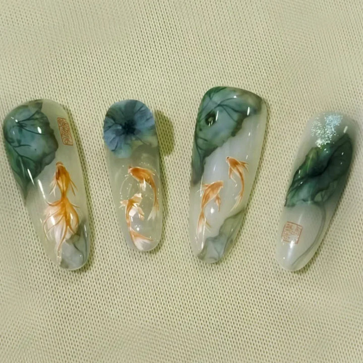 Lisslune | 10 Stück orientalisch-themed Press-On Nägel mit Lotusblatt, Koi-Fisch, Bambusmustern, Halbmond-Designs Nagelspitzen für Frauen & Mädchen