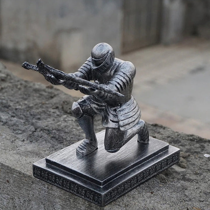 Lisslune | knight pen holder