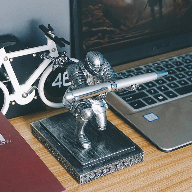 Lisslune | knight pen holder