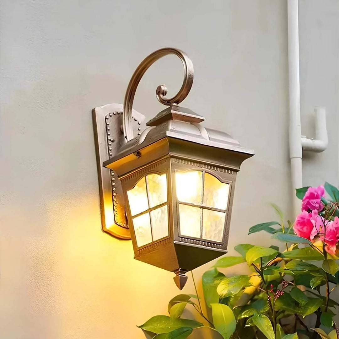 Lisslune | HeritageLight – Classic Outdoor Wall Lanterns