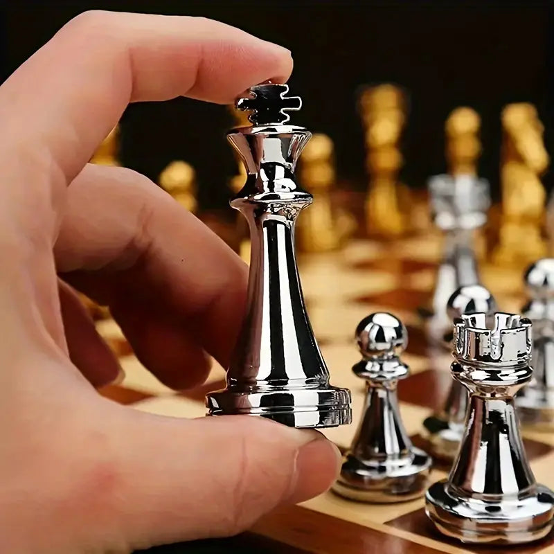 Lisslune | Regal Chess Set – Exclusive collapsible chess set made of wood with metal pieces