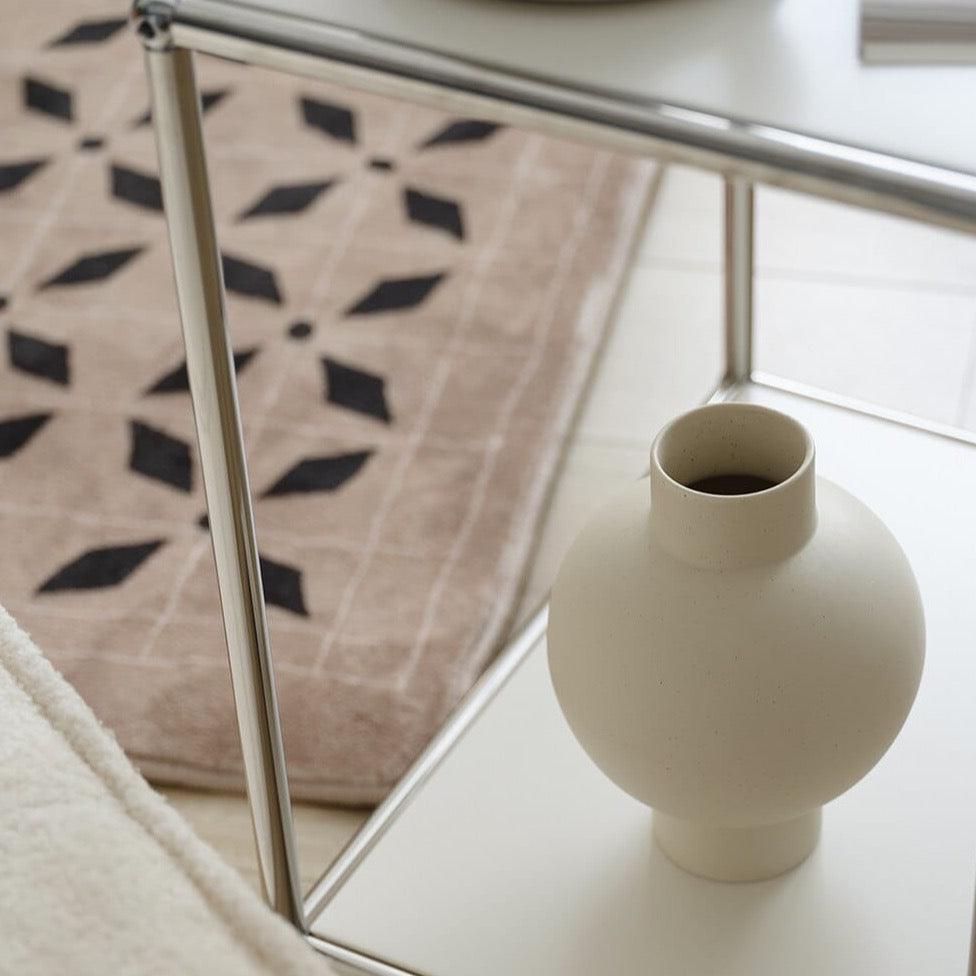 Lisslune | Serenity Curve Vase – Elegant minimalist design with smooth, curved silhouette