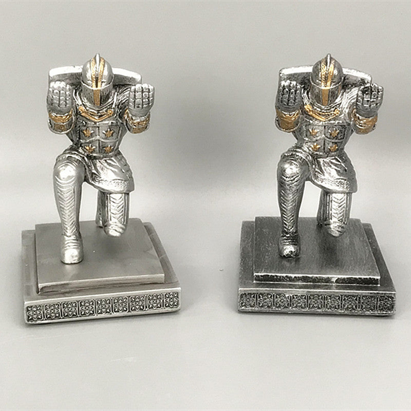 Lisslune | knight pen holder