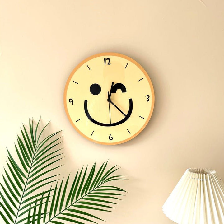 Lisslune | Wall clock with yellow smiley cartoon