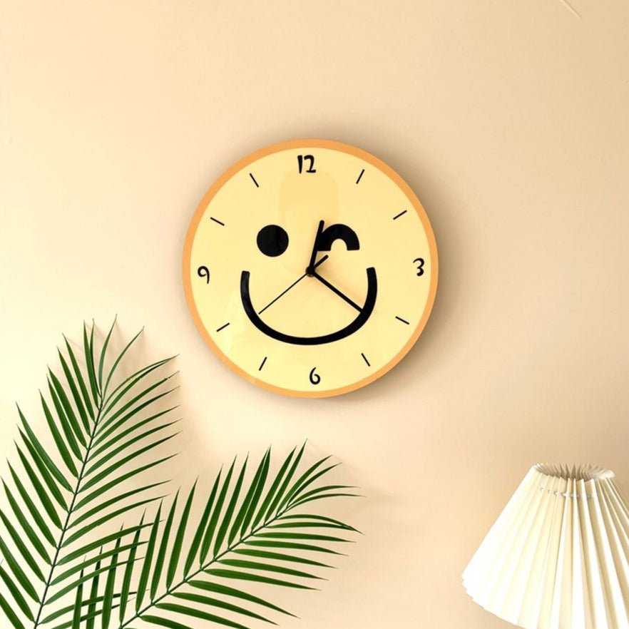 Lisslune | Wall clock with yellow smiley cartoon