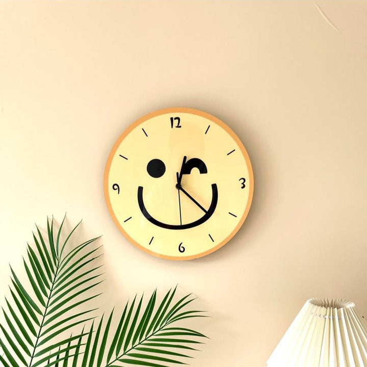 Lisslune | Wall clock with yellow smiley cartoon
