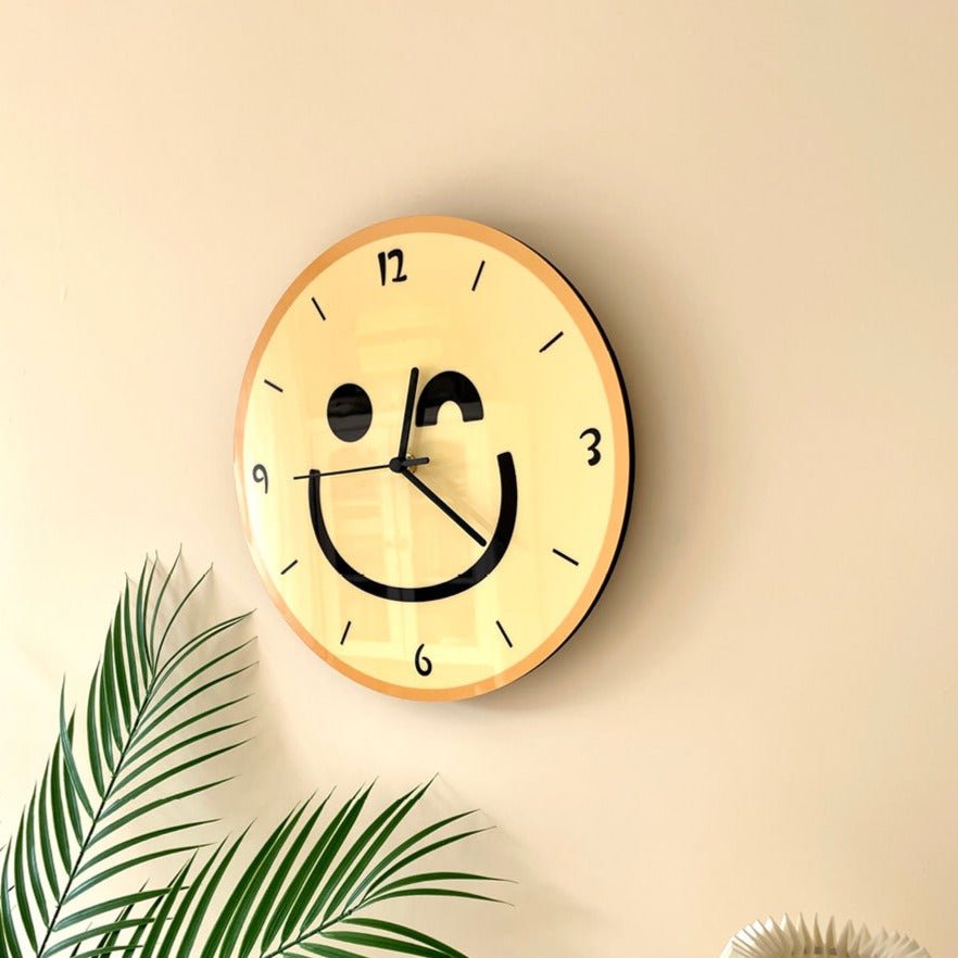 Lisslune | Wall clock with yellow smiley cartoon