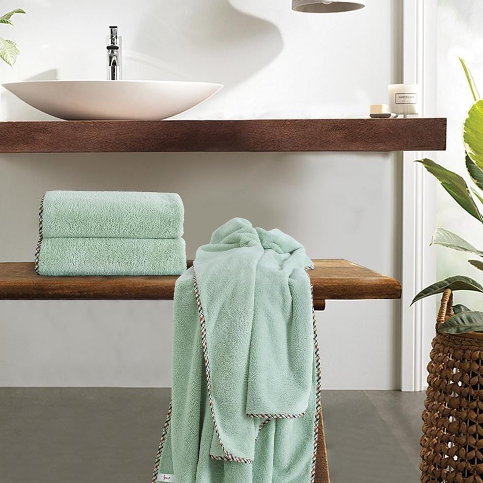 Lisslune | Solenza Premium Bath Towel | Lightweight microfiber towel with fast-dry technology