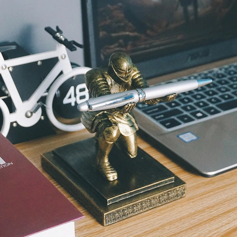 Lisslune | knight pen holder