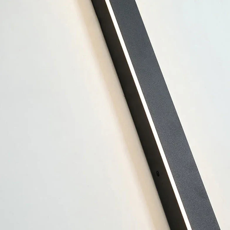 Lisslune | Linear black minimalist LED outdoor wall light