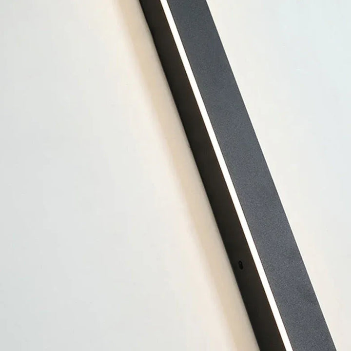 Lisslune | Linear black minimalist LED outdoor wall light