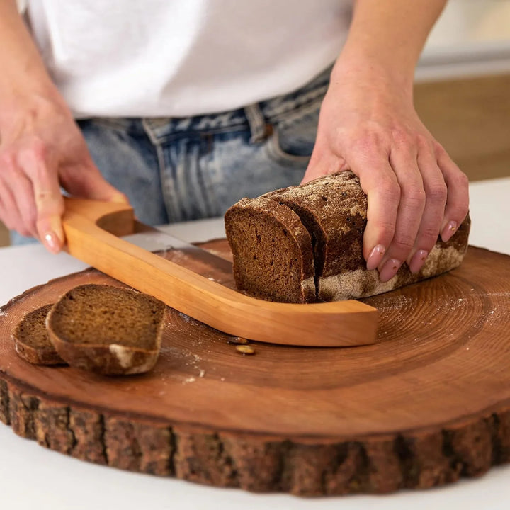 Lisslune | Bread knife made of wood with non-slip cutting aid