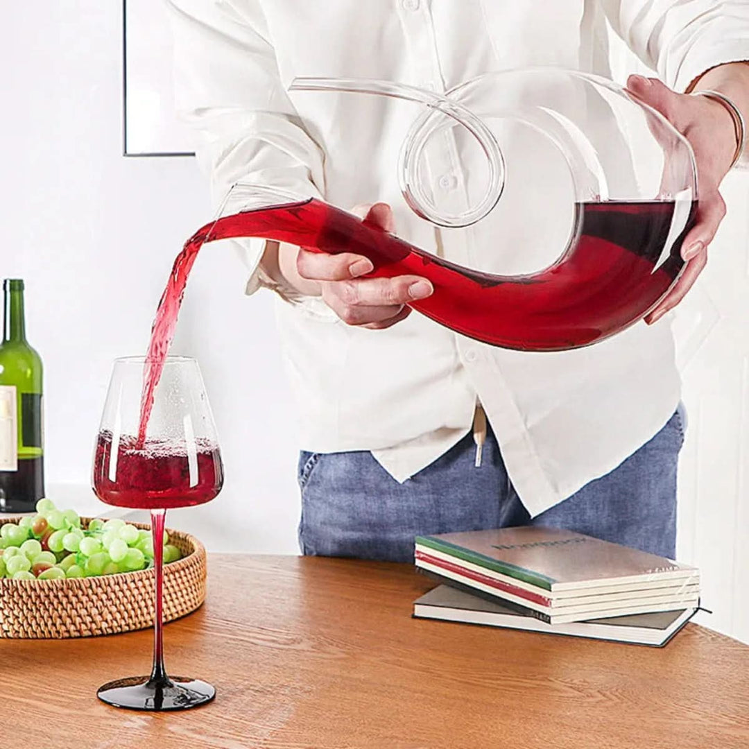 Lisslune | Elegant Swirling Wine Decanter for Aeration and Serving