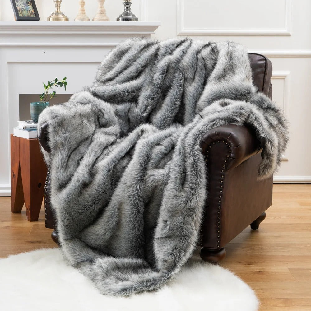 Lisslune | VelvaLuxe - Cozy Elegance Synthetic Fur Blanket