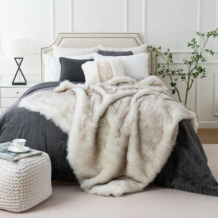 Lisslune | VelvaLuxe - Cozy Elegance Synthetic Fur Blanket