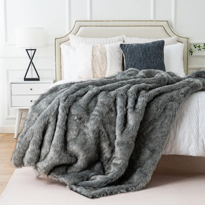 Lisslune | VelvaLuxe - Cozy Elegance Synthetic Fur Blanket