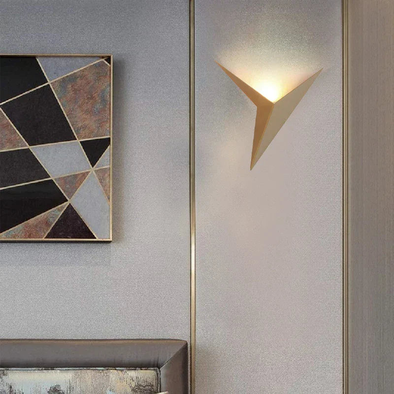 Lisslune | Modern Triangular Wall Lamp - TrigoLux