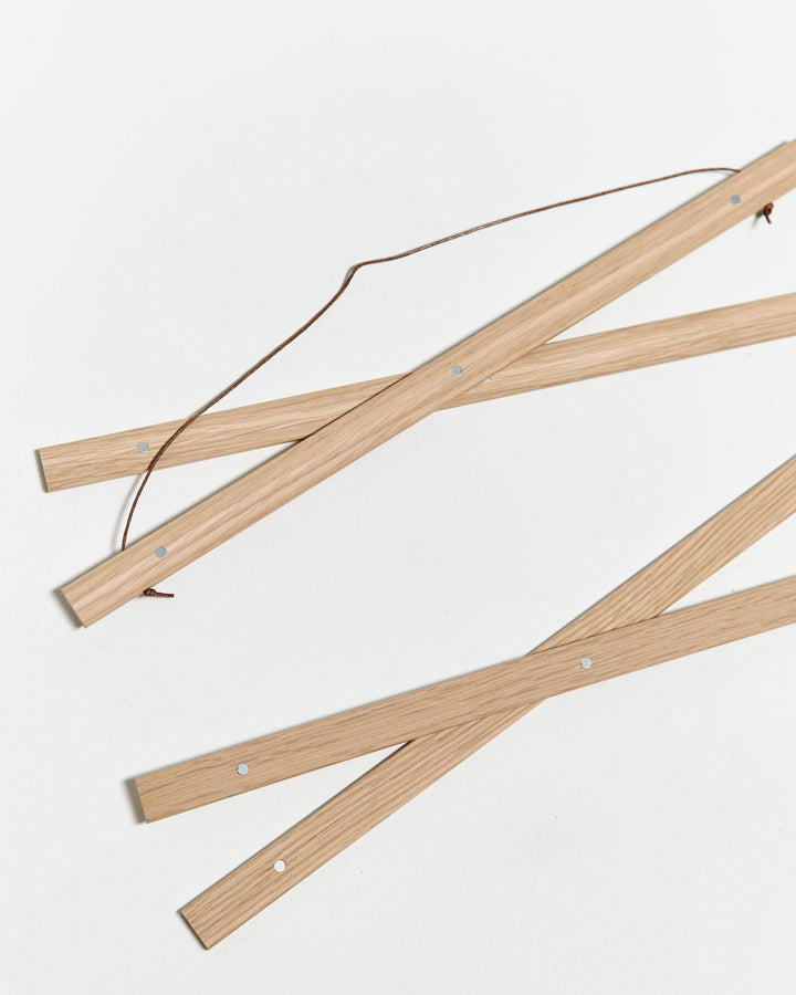 Lisslune | Magnetic oak poster holder, 40cm